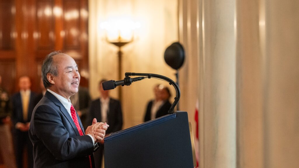 演台でスピーチする孫正義氏(2025年4月・米ホワイトハウス)